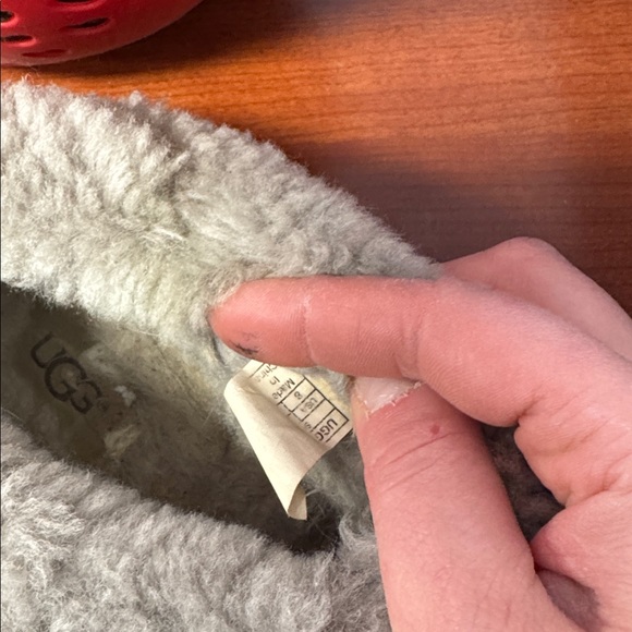 Ugg slippers size 8 // 020506 - Picture 3 of 3